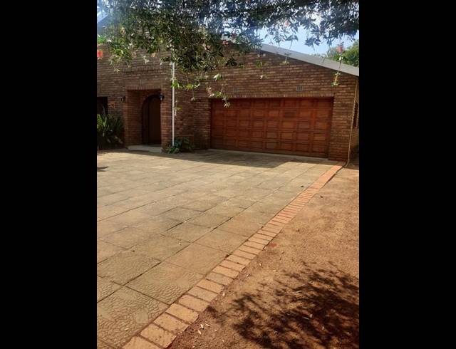 4 BEDROOM PROPERTY TO RENT IN LAKEFIELD